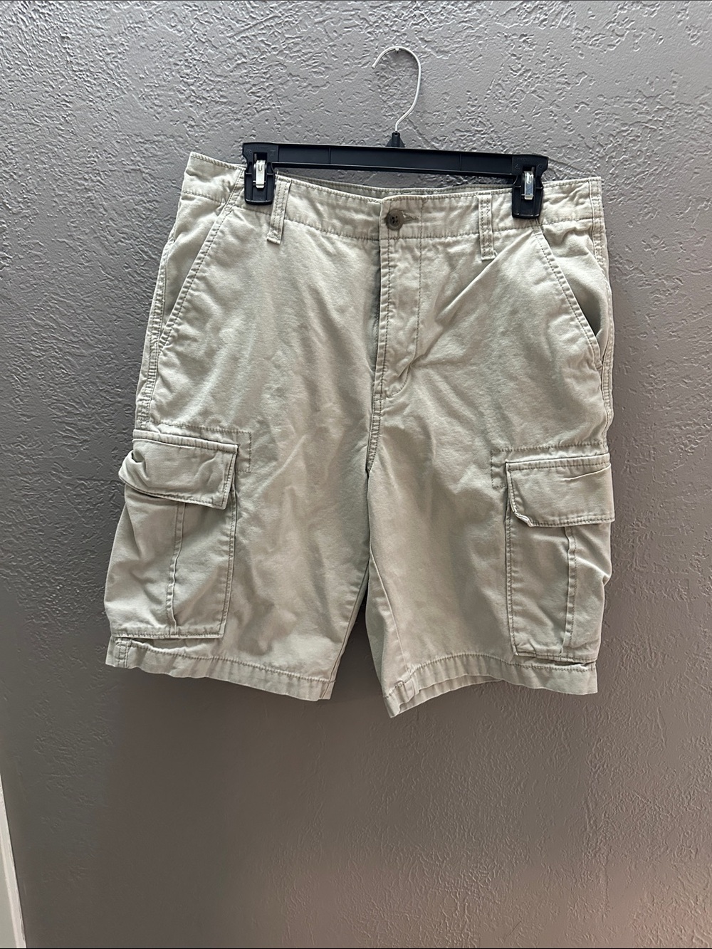 Old Navy Men's Cargo Shorts in Khaki